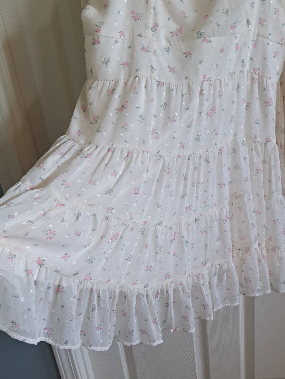 Arula Floral Swiss Dot Floral Smocked Puff Sleeve Tiered Knee Length Flowy Dress - Picture 5 of 11
